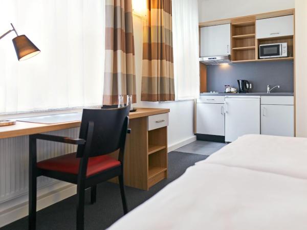 Townhouse Düsseldorf : photo 4 de la chambre chambre double supérieure avec kitchenette