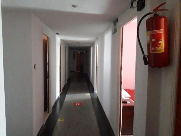 HOTEL VELLEDA : photo 3 de la chambre chambre simple avec salle de bains