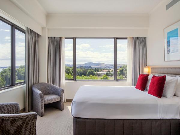 Novotel Rotorua Lakeside : photo 1 de la chambre suite junior avec lit king-size et vue sur le lac