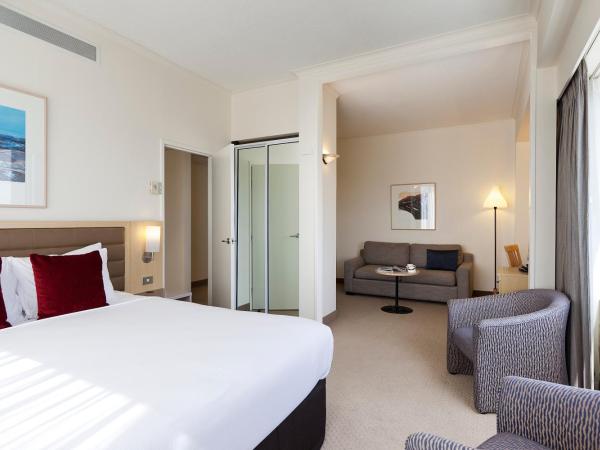 Novotel Rotorua Lakeside : photo 2 de la chambre suite junior avec lit king-size et vue sur le lac