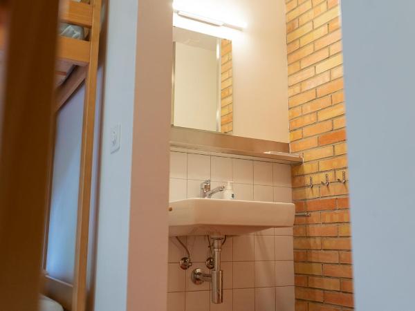 St. Gallen Youth Hostel : photo 4 de la chambre chambre quadruple avec salle de bains commune