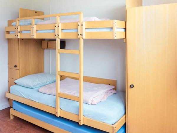 St. Gallen Youth Hostel : photo 2 de la chambre chambre lits jumeaux avec salle de bains commune