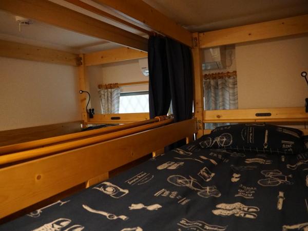 Auberge du Tanuki Noir Maison d'Hôtes : photo 4 de la chambre lit superposé dans dortoir mixte