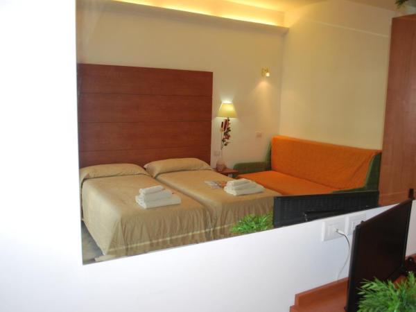 Hotel Villa del Parco : photo 9 de la chambre chambre triple supérieure