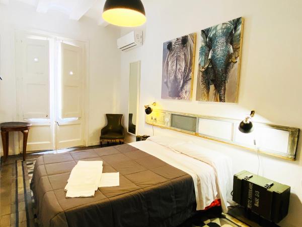 Hostal Portugal : photo 1 de la chambre chambre double avec salle de bains commune