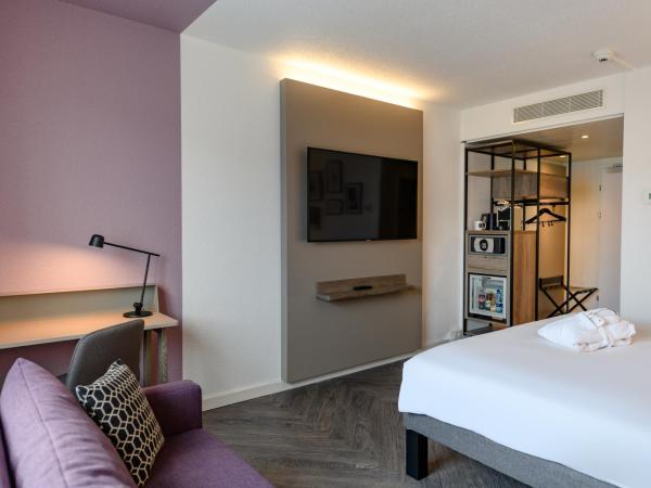 Novotel Zurich City West : photo 1 de la chambre chambre exécutive avec lit queen-size et canapé