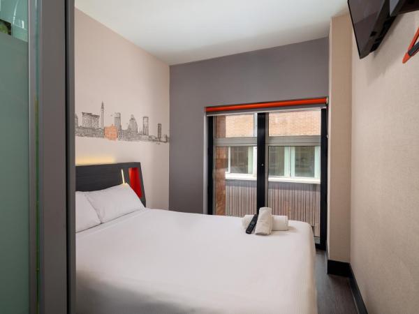 easyHotel Birmingham : photo 2 de la chambre chambre double avec fenêtre