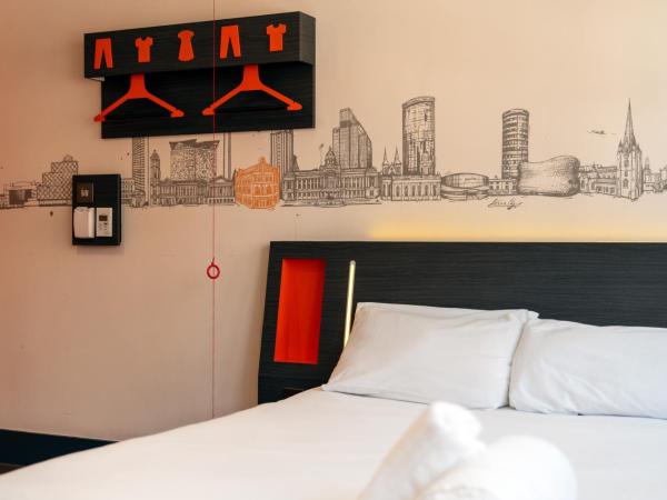 easyHotel Birmingham : photo 5 de la chambre chambre double - accessible aux personnes à mobilité réduite 