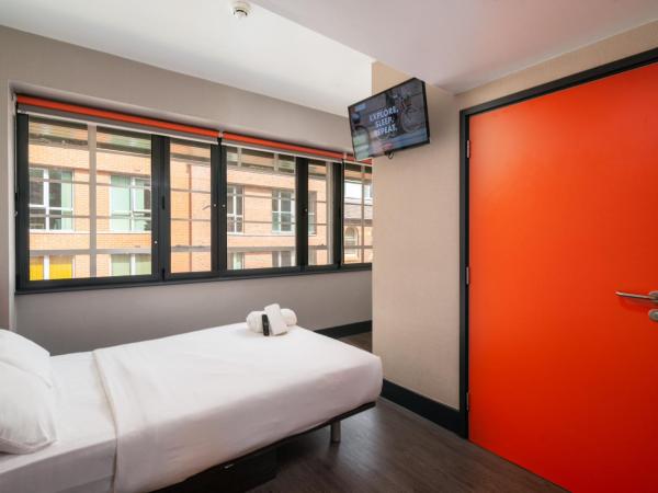 easyHotel Birmingham : photo 2 de la chambre chambre double - accessible aux personnes à mobilité réduite 