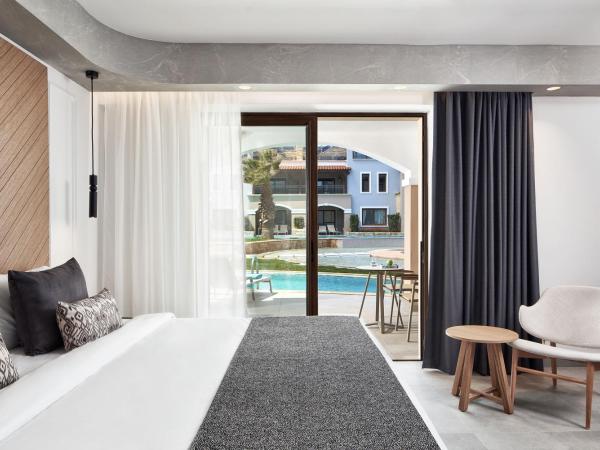 Atlantica Caldera Palace : photo 1 de la chambre chambre double avec accès direct à la piscine - vue sur terres