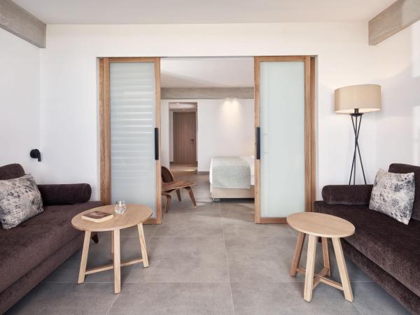 Atlantica Caldera Palace : photo 2 de la chambre chambre familiale - vue sur terres