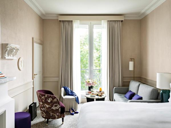 Sofitel Le Scribe Paris Opera : photo 3 de la chambre suite junior avec 1lit king-size,1canap-lit et salon-vue sur cour ou rue scribe