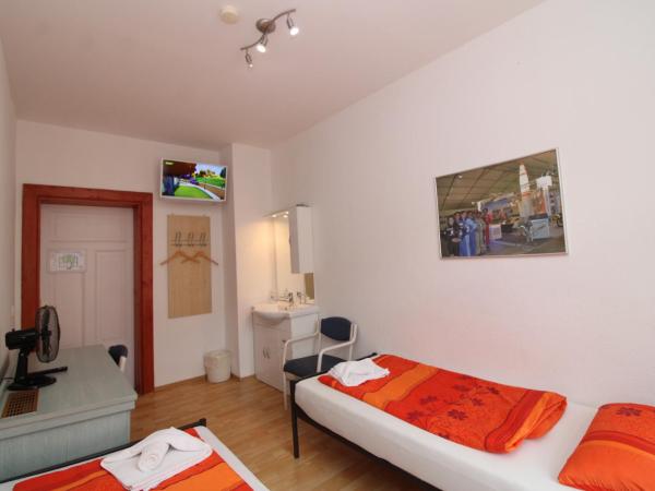 Space Hotel im Campus der JvP Schule : photo 2 de la chambre chambre lits jumeaux Économique