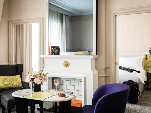 Sofitel Le Scribe Paris Opera : photo 9 de la chambre suite prestige avec 1lit king-size, 1canap-lit et salon spar-vue sur boulevard ou rue scribe 