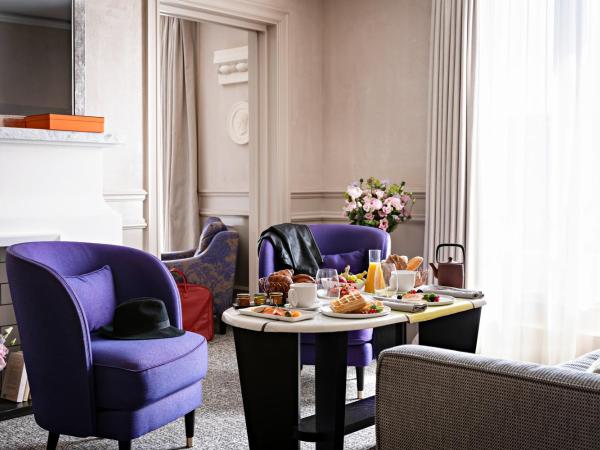 Sofitel Le Scribe Paris Opera : photo 8 de la chambre suite prestige avec 1lit king-size, 1canap-lit et salon spar-vue sur boulevard ou rue scribe 