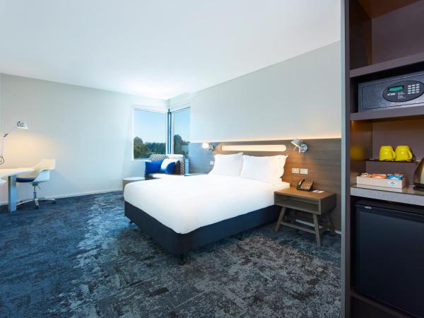 Holiday Inn Express Sydney Macquarie Park, an IHG Hotel : photo 6 de la chambre chambre lit queen-size standard avec douche à l'italienne