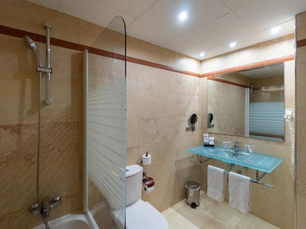 Hotel MS Maestranza Málaga : photo 5 de la chambre chambre lits jumeaux avec lit d’appoint - 301