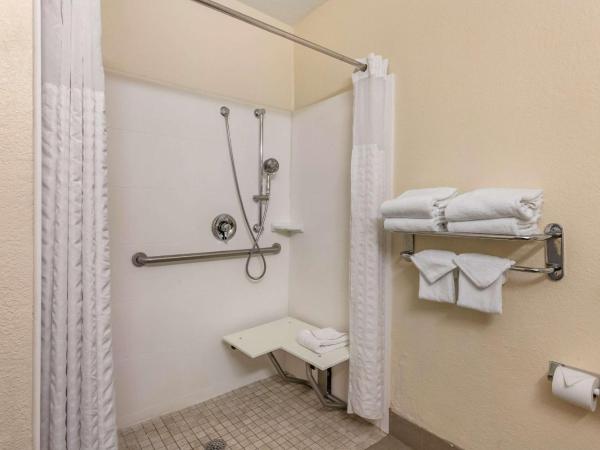 Comfort Suites Maingate East : photo 3 de la chambre suite avec 2 lits queen-size et douche accessible en fauteuil roulant - adaptée aux personnes à mobilité réduite/non-fumeurs