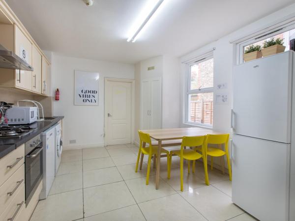 Tooting Broadway Studios & Rooms by DC London Rooms : photo 3 de la chambre chambre double avec salle de bains commune