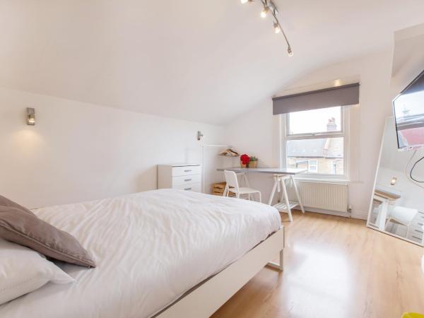 Tooting Broadway Studios & Rooms by DC London Rooms : photo 10 de la chambre chambre double avec salle de bains commune