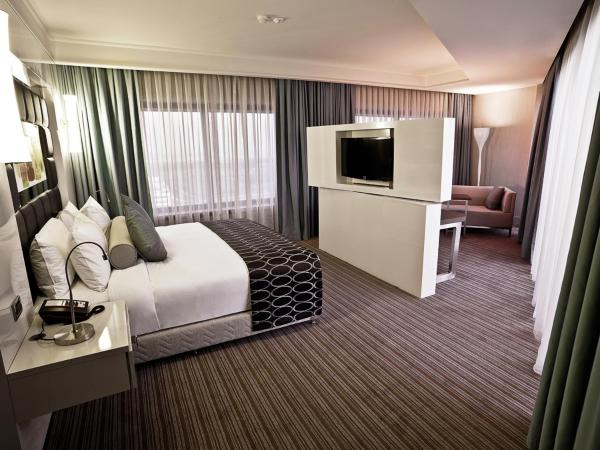 Ramada Plaza By Wyndham Istanbul Tekstilkent : photo 4 de la chambre suite en angle avec lit king-size - non-fumeurs