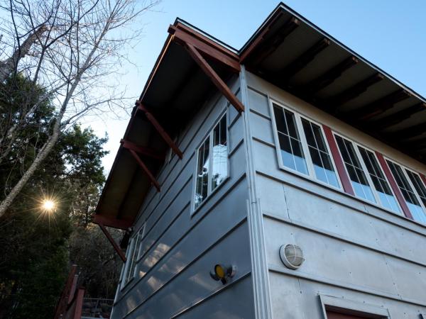 The River Road Retreat at Lake Austin-A Luxury Guesthouse Cabin & Suite : photo 10 de la chambre suite familiale avec balcon