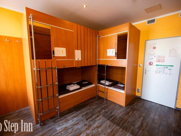 Do Step Inn Central - Self-Service-Hostel : photo 6 de la chambre chambre triple avec salle de bains commune