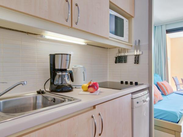 Résidence Pierre & Vacances Les Parcs de Grimaud : photo 7 de la chambre studio avec alcôve et terrasse ou balcon (4 personnes)