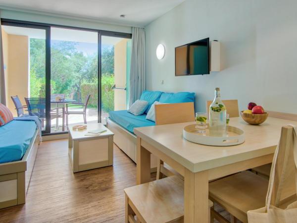 Résidence Pierre & Vacances Les Parcs de Grimaud : photo 5 de la chambre studio avec alcôve et terrasse ou balcon (4 personnes)