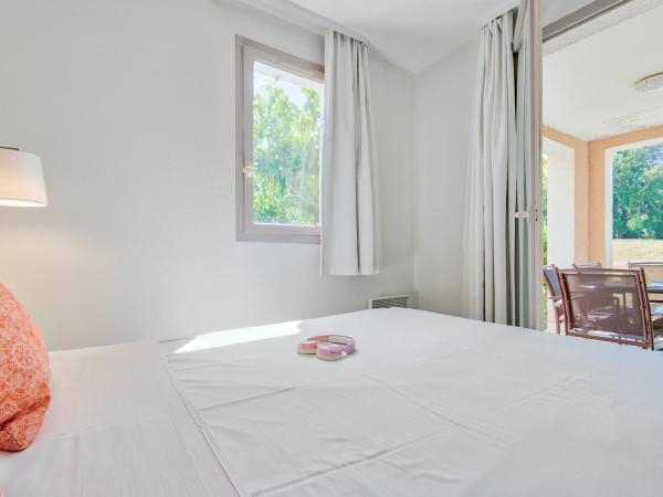Résidence Pierre & Vacances Les Parcs de Grimaud : photo 10 de la chambre appartement 1 chambre avec coin nuit dans alcôve et terrasse ou balcon (6 personnes)