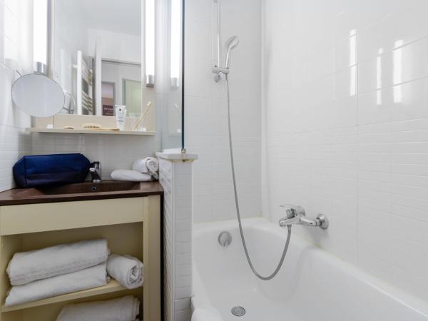 Résidence Pierre & Vacances Les Parcs de Grimaud : photo 4 de la chambre studio avec alcôve et terrasse ou balcon (4 personnes)