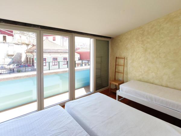 Best Guest Porto Hostel : photo 2 de la chambre chambre triple avec salle de bains commune