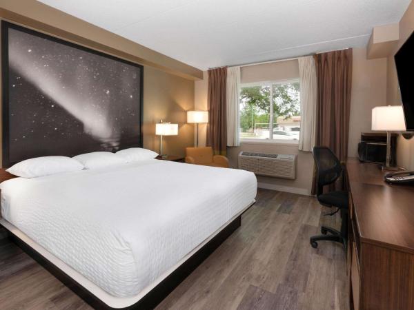 Super 8 by Wyndham Winnipeg West : photo 4 de la chambre chambre lit king-size affaires - non-fumeurs