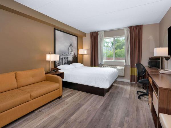 Super 8 by Wyndham Winnipeg West : photo 5 de la chambre chambre lit queen-size affaires - non-fumeurs