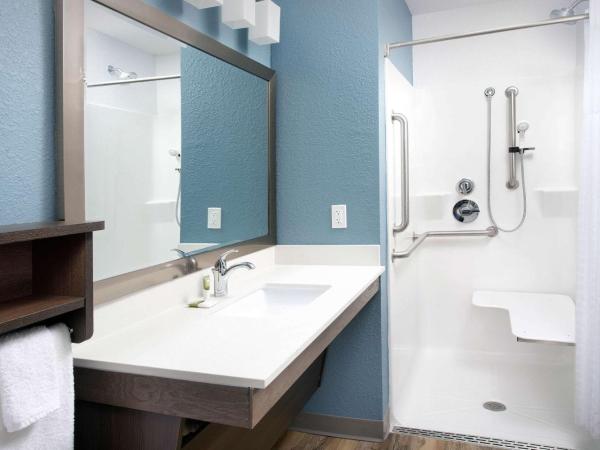 Woodspring Suites Orlando International Drive : photo 8 de la chambre chambre lit queen-size avec douche accessible en fauteuil roulant - adaptée aux personnes à mobilité réduite - non-fumeurs