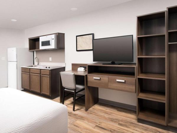 Woodspring Suites Orlando International Drive : photo 3 de la chambre chambre lit queen-size avec douche accessible en fauteuil roulant - adaptée aux personnes à mobilité réduite - non-fumeurs