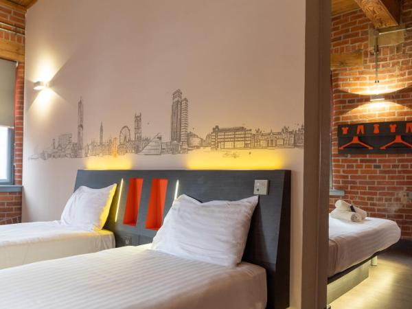easyHotel Manchester : photo 1 de la chambre chambre lits jumeaux pour personnes à mobilité réduite