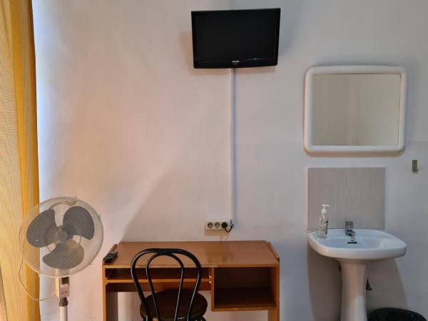 Pensión Berti Madrid : photo 6 de la chambre chambre triple avec salle de bains commune