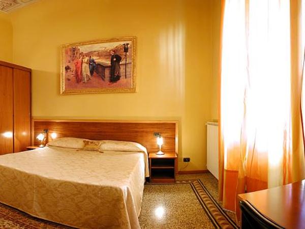 La Luna Guest House : photo 3 de la chambre chambre double avec salle de bains privative extérieure