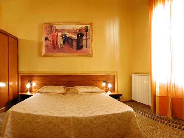 La Luna Guest House : photo 2 de la chambre chambre double avec salle de bains privative extérieure