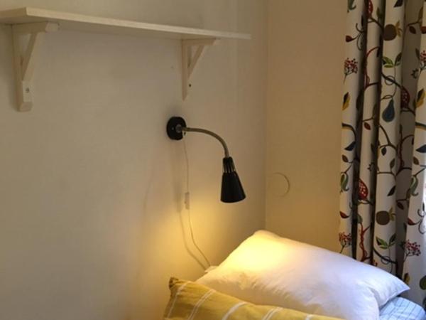 Castanea Old Town Hostel : photo 1 de la chambre petite chambre lits jumeaux avec salle de bains commune