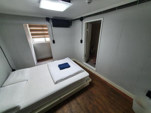 Itaewon Inn : photo 3 de la chambre chambre double avec salle de bains privative