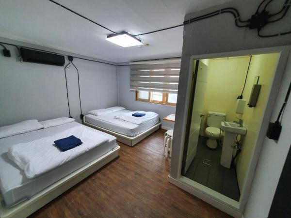 Itaewon Inn : photo 1 de la chambre chambre familiale avec salle de bains privative