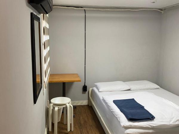 Itaewon Inn : photo 5 de la chambre chambre double avec salle de bains privative