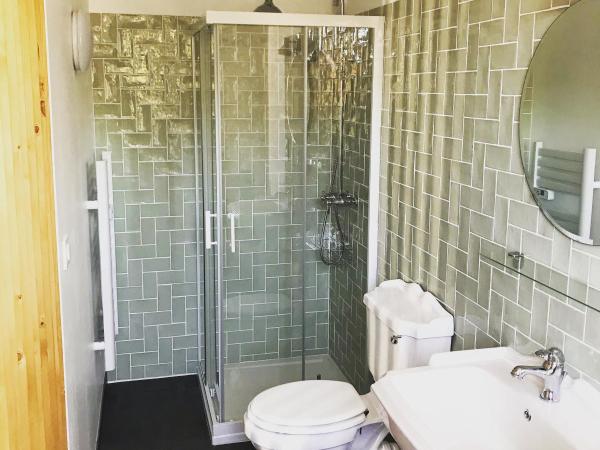 Léhontine : photo 4 de la chambre chambre double avec salle de bains privative