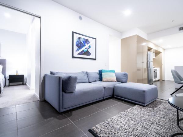 Opera Apartments South Brisbane : photo 5 de la chambre appartement 2 chambres avec balcon et vue sur les montagnes