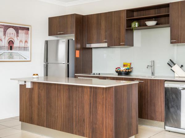 Byron Bay Hotel and Apartments : photo 4 de la chambre appartement 3 chambres avec 2 salles de bains