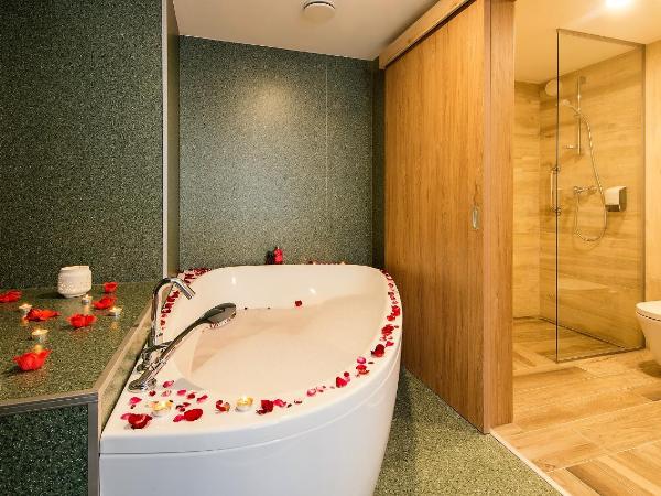 Akadémia Hotel : photo 1 de la chambre suite avec baignoire spa