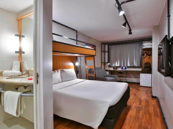 ibis Copacabana Posto 2 : photo 9 de la chambre standard quadruple room with bunk bed