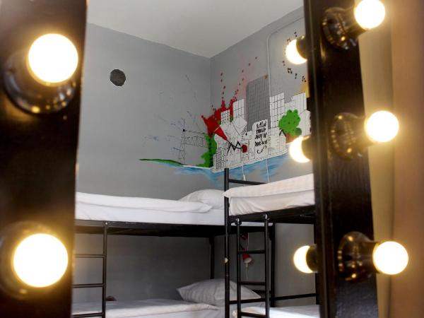 Hostel ROOM Rotterdam : photo 2 de la chambre lit simple dans dortoir de 6 lits avec salle de bains commune